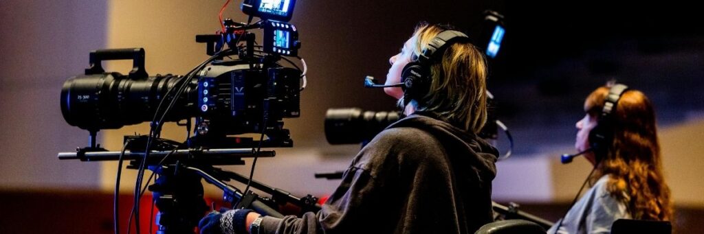 Ekranın Büyülü Dünyasını Çözümlemek Film ve Dizi İncelemelerinin Önemi ve Etkisi